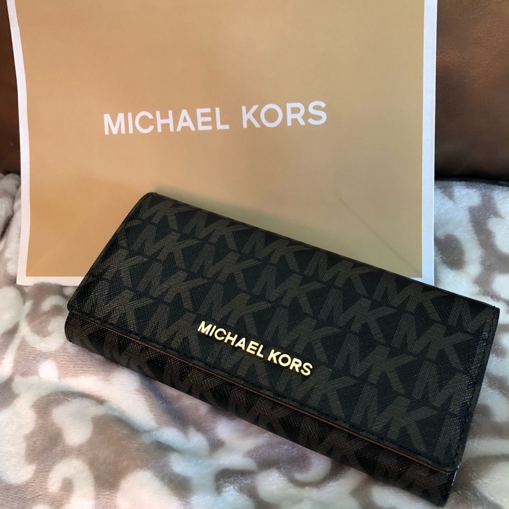 ❌❌SOLD OUT❌❌Michael Kors - Jet Set Travel wallet - Picture 1 of 4